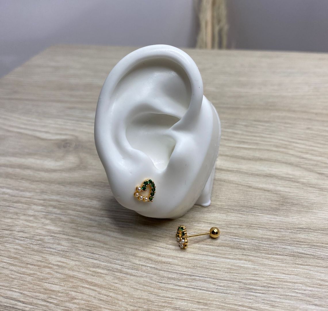 Topo de seguridad, corazón con perlas blancas y piedritas verdes, covergold 