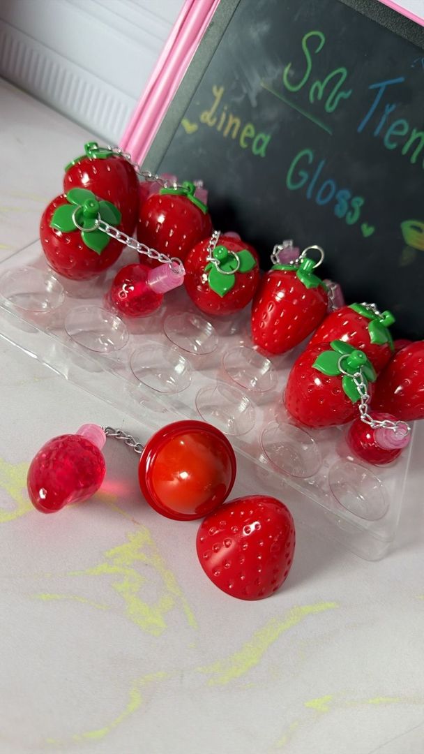 LLAVERO DE FRESA CON LIPGLOSS