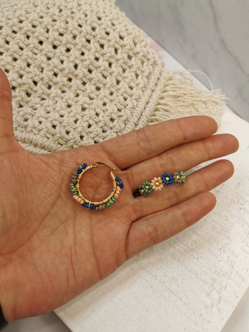 Candongas medianas en mostacilla de flor