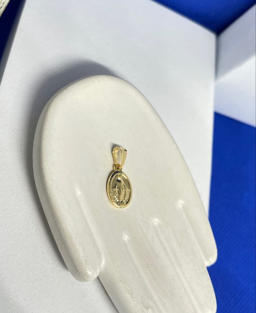 Dije virgen milagrosa ovalada mediana lisa tallada