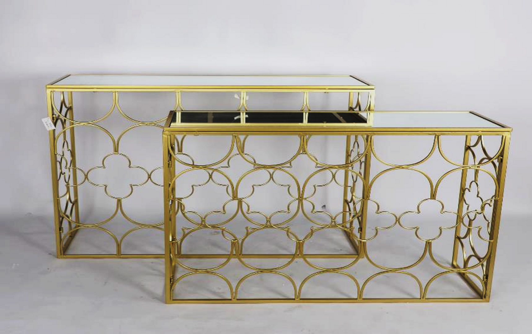 Set de dos mesas doradas con espejo.