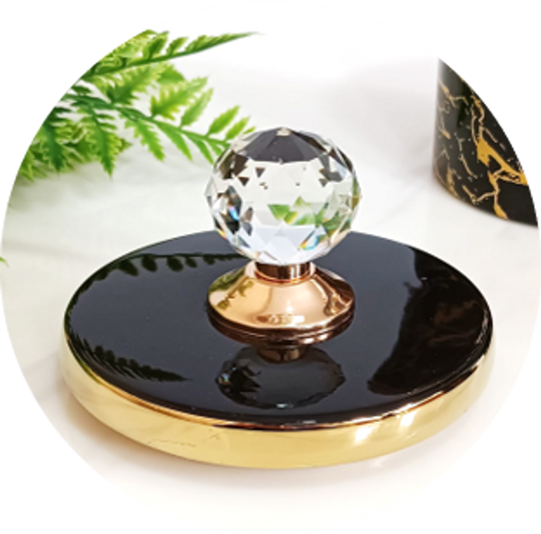 Jarrón de cerámicas en dorado con negro