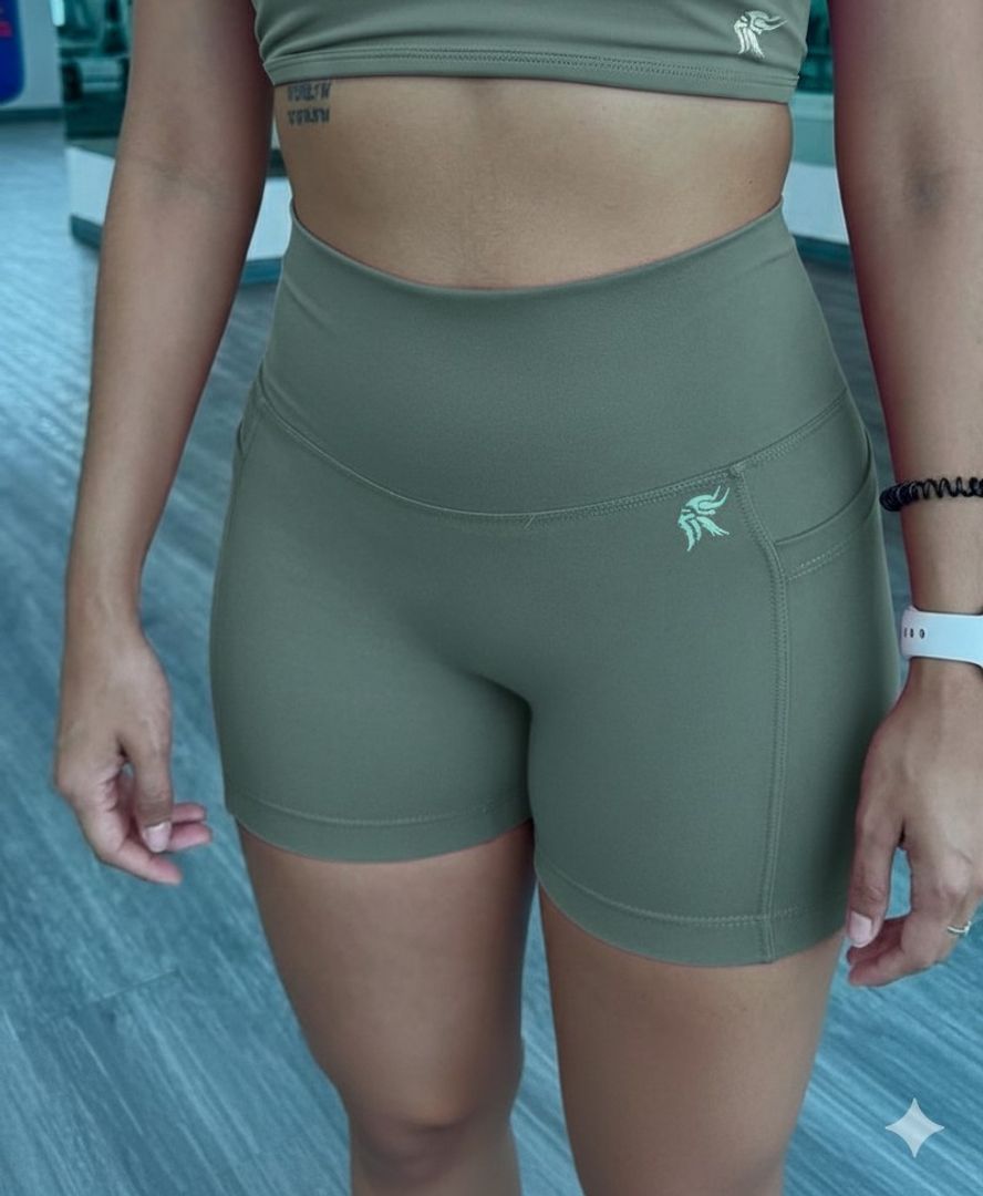 Short Hybrid ajustado con bolsillos laterales y sin costura delantera tiro alto Lycra