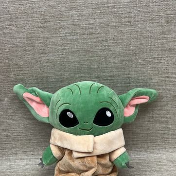 Imagen del producto BABY YODA DE 25 CM 