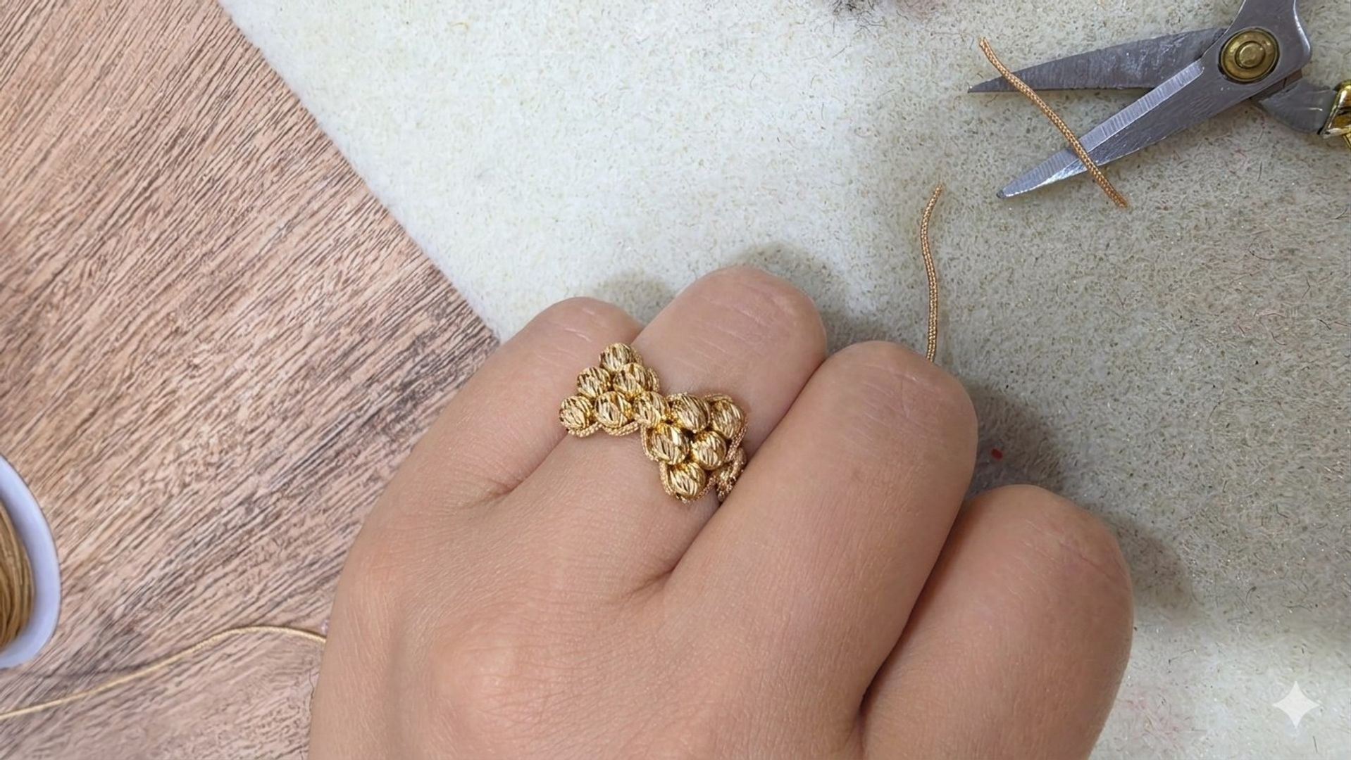 ANILLO ARTESANAL MOÑO DORADO