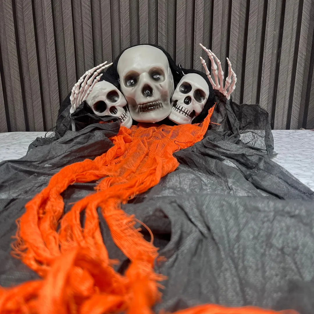 MUERTE 3 CABEZAS  BUFANDA NARANJA