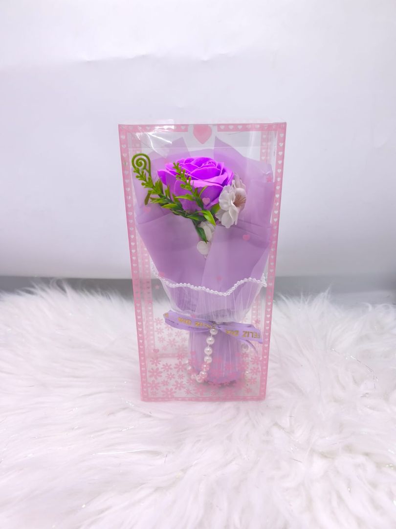 Detalle ramo rosa en caja 