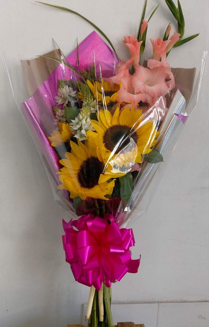 engalanado girasoles y gladiolo