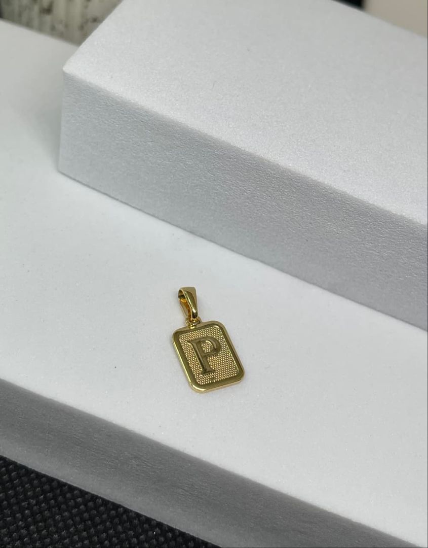 Dije letra P placa diamantada