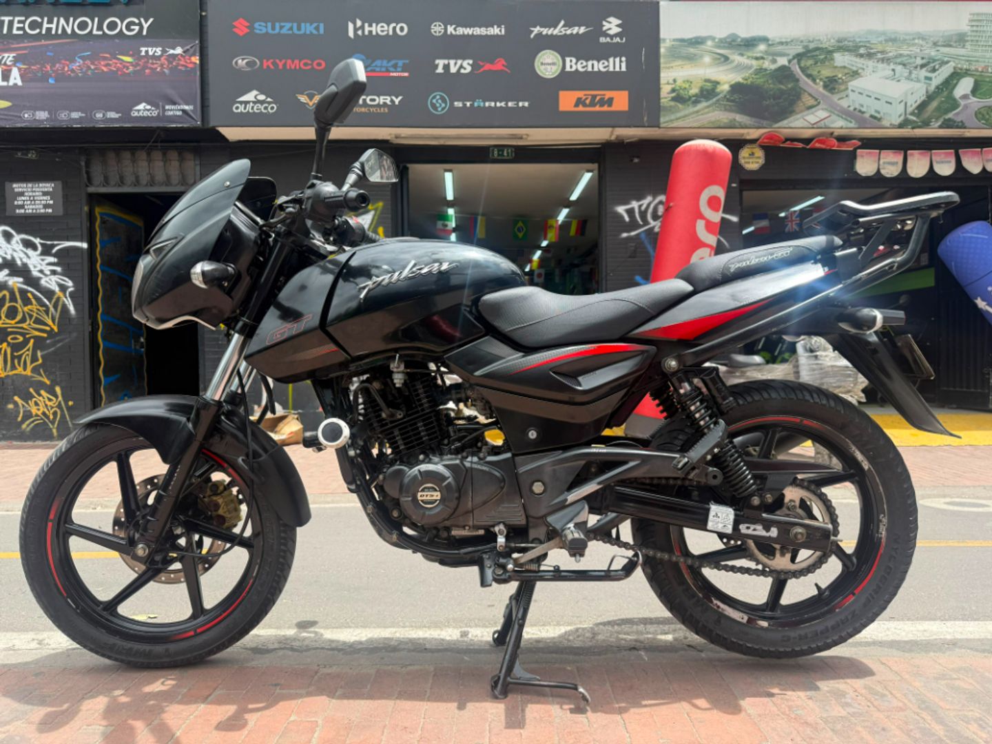 BAJAJ PULSAR 180 FI 