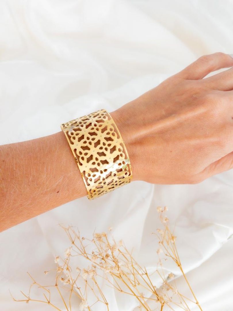 Brazalete acero perforaciones tipo flores 