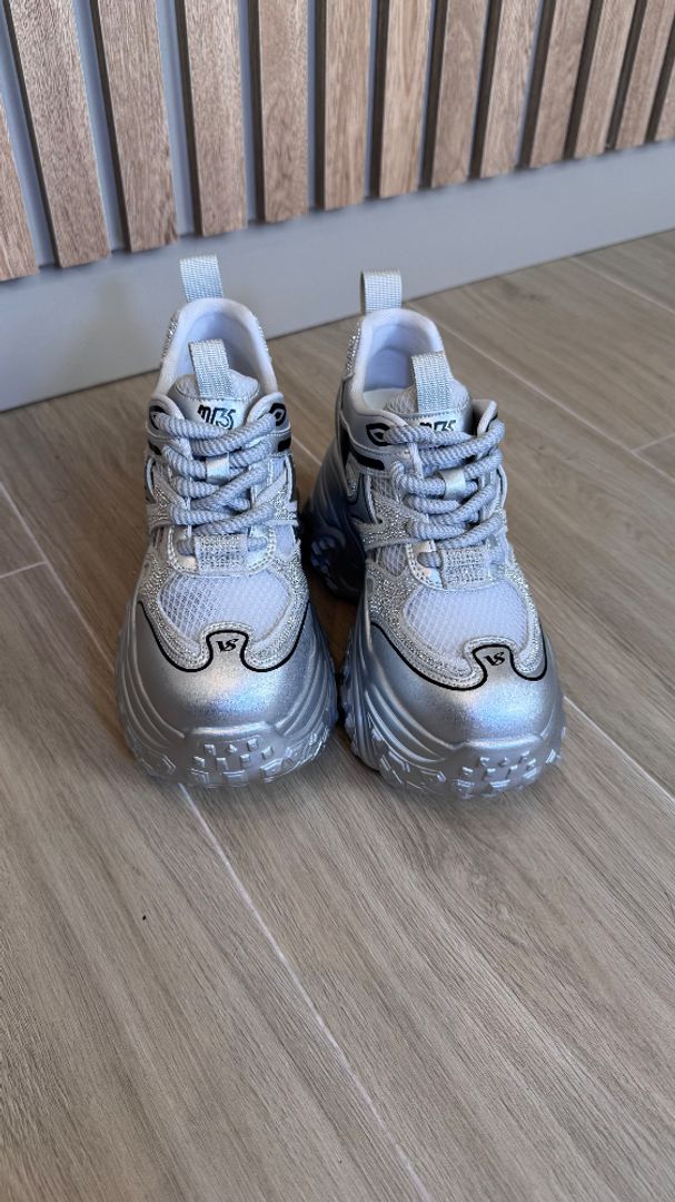 Tenis plataforma con piedras 