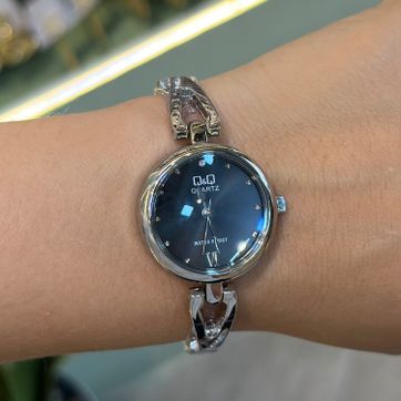 Imagen del producto Reloj Q&Q plateado con negro 