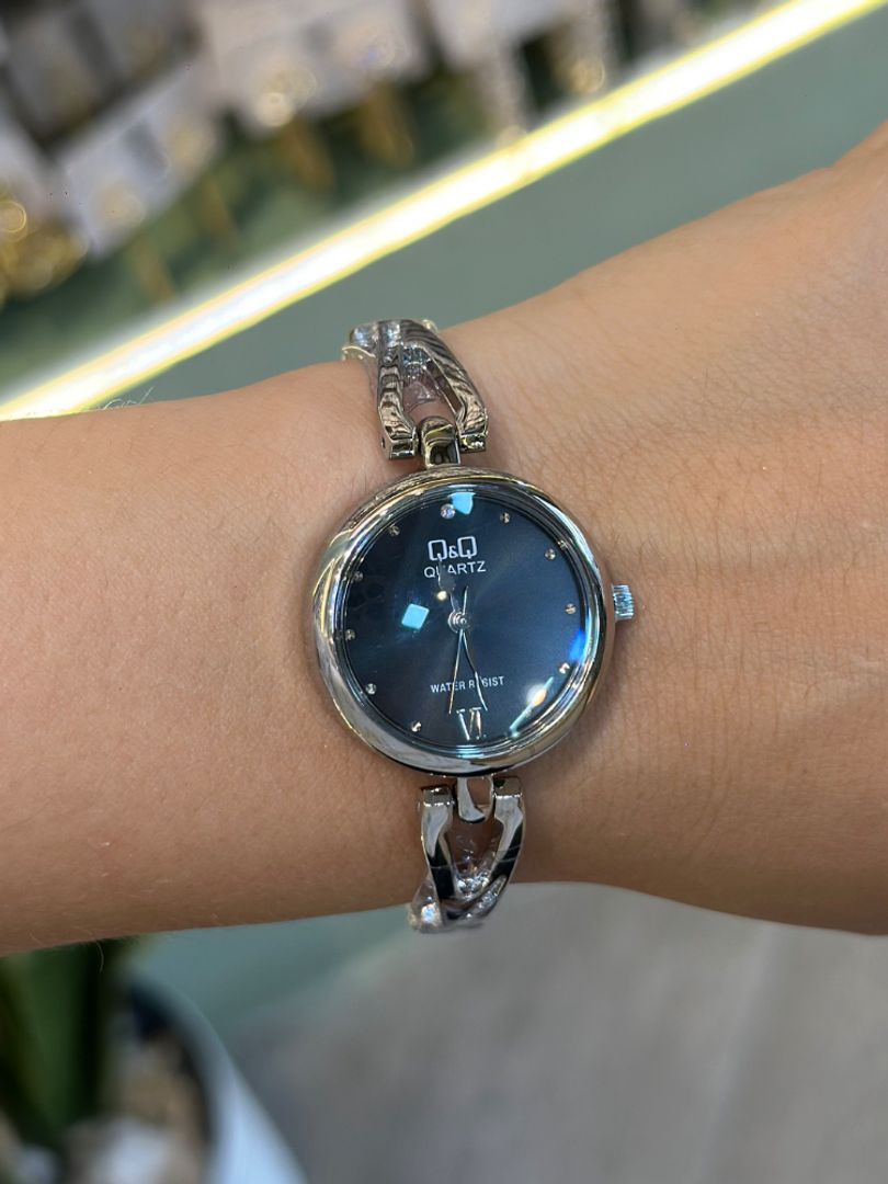 Reloj Q&Q plateado con negro 