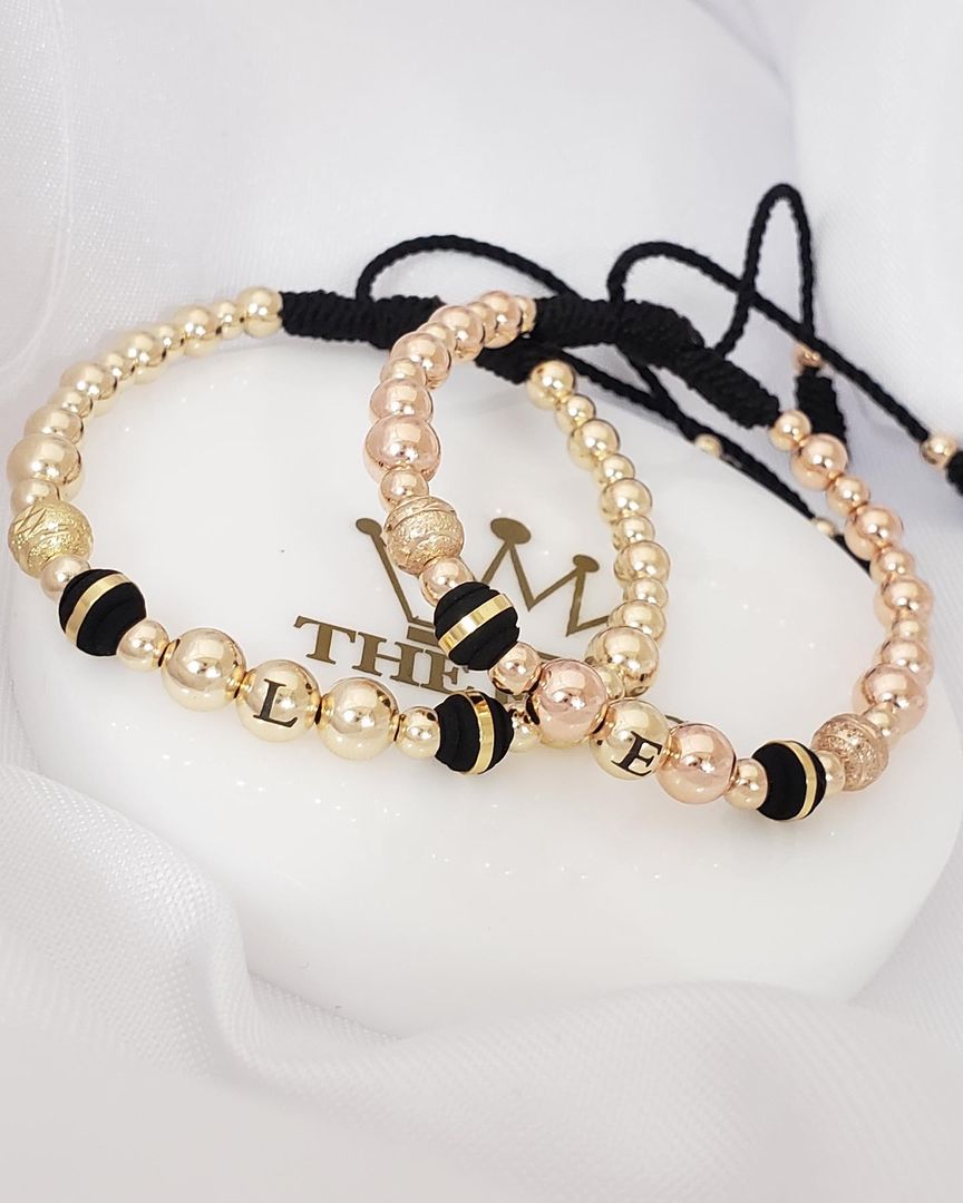 Par manillas con balín inicial rosado y amarilla 