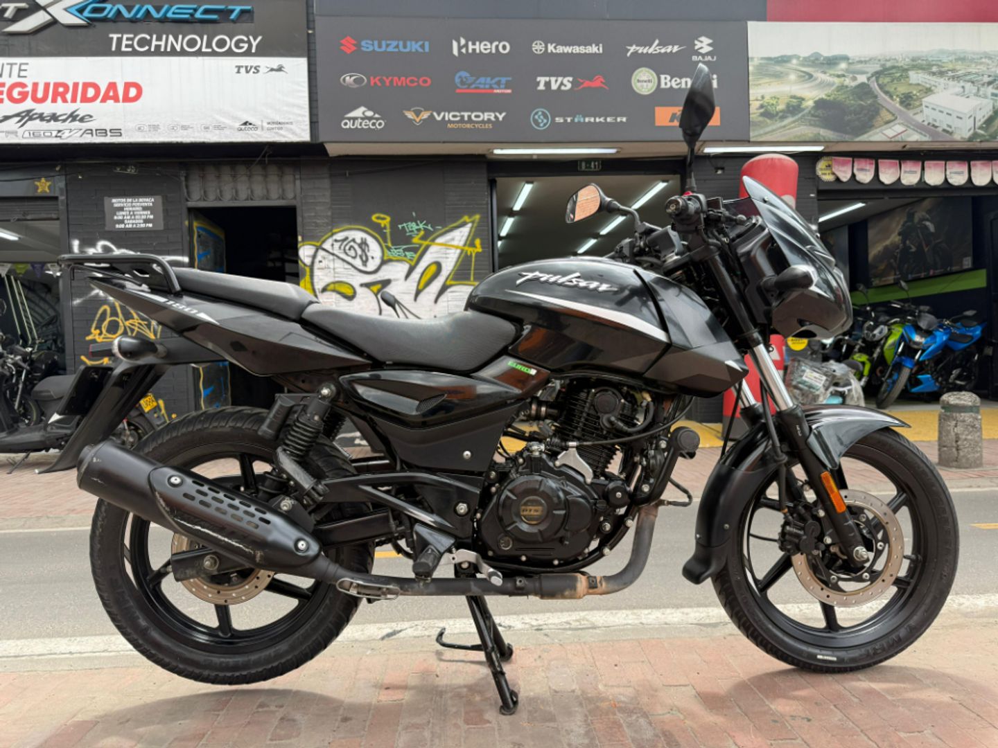 BAJAJ PULSAR  180  FI 