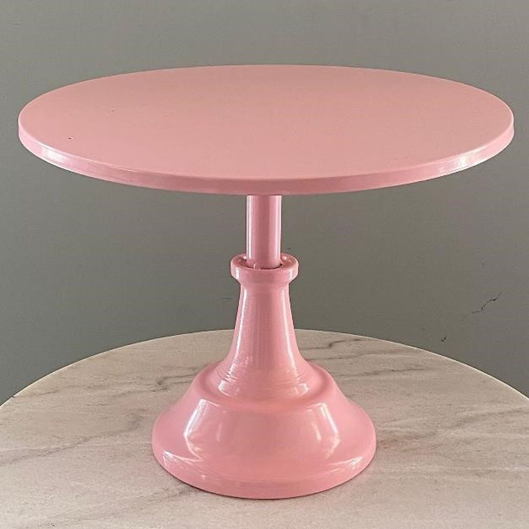 Base para pasteles en metal rosa.