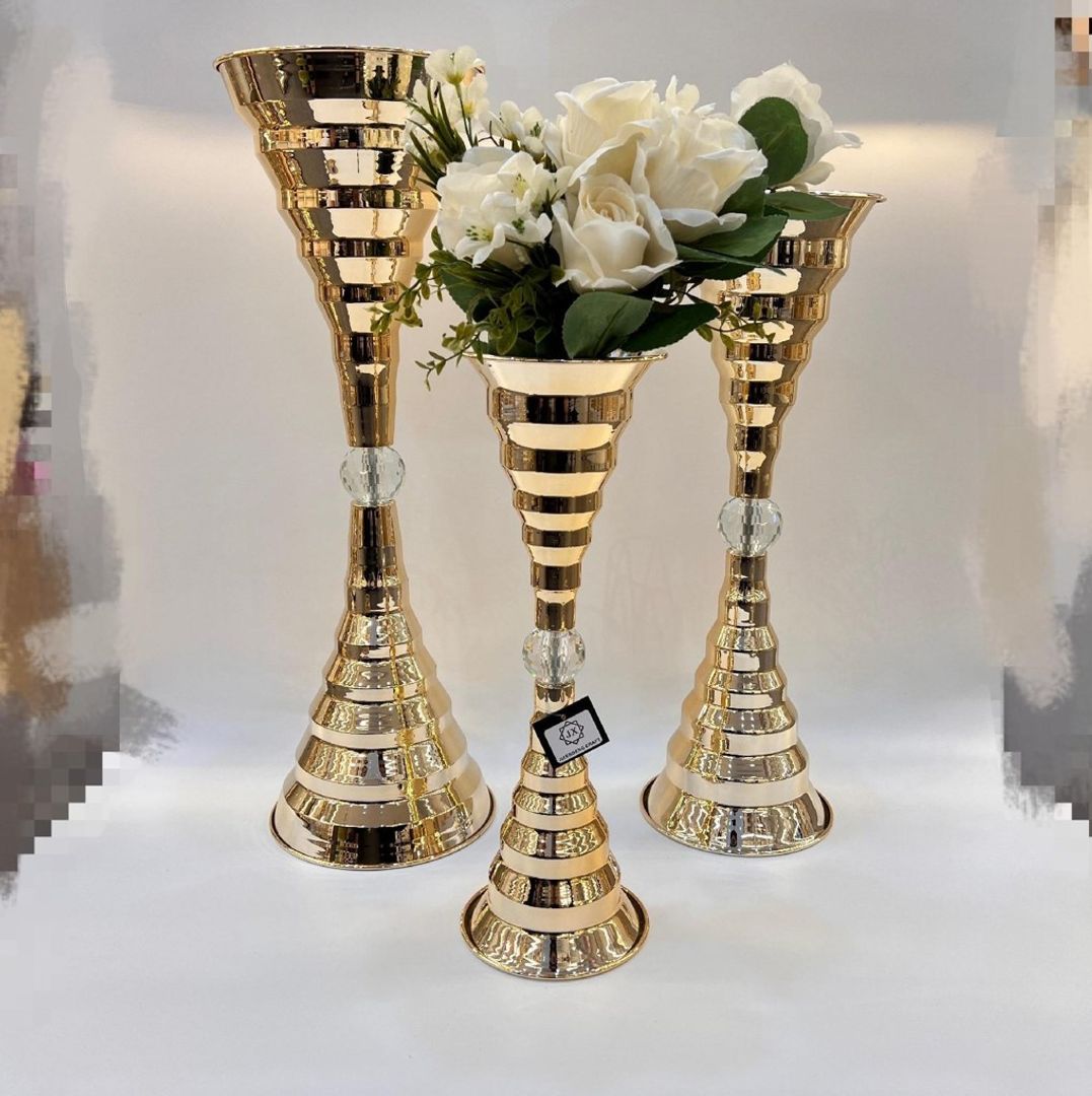 Bases para flores en metal dorado.