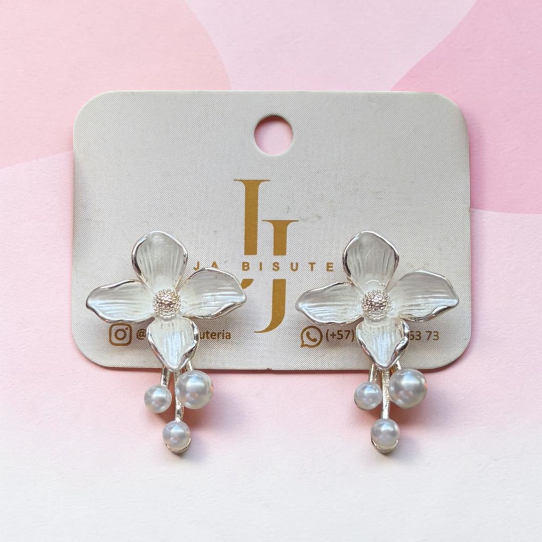 Arete flor con perlas 