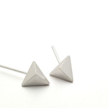 TRIANGLE SILVER STUDS - imagen 1