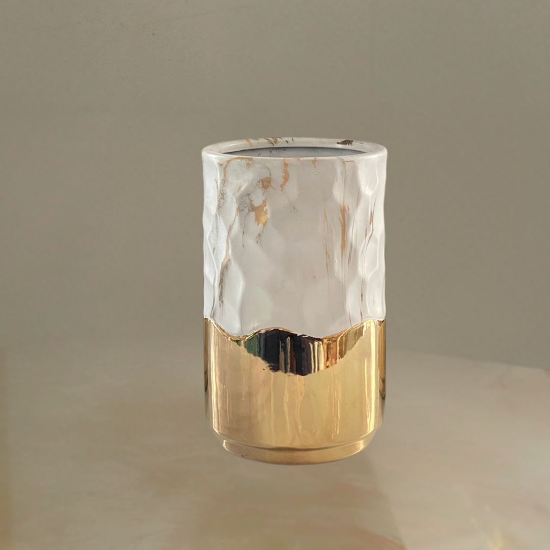 FLORERO DE CERAMICA BLANCO CON DORADO