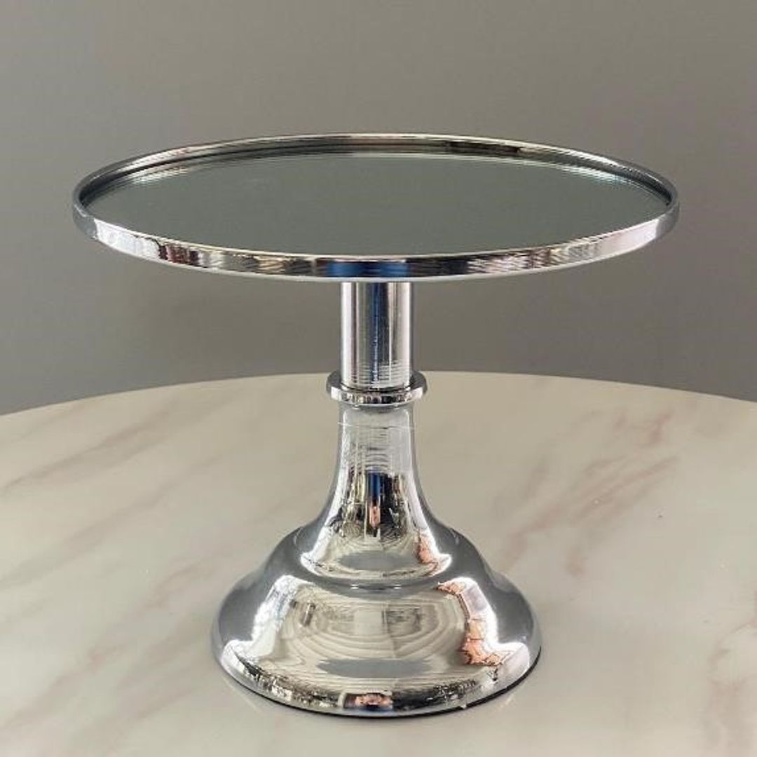 Base para pasteles en metal plateado.