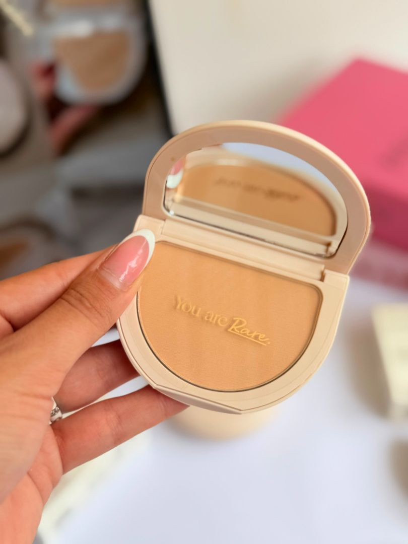 POLVO COMPACTO RARE BEAUTY