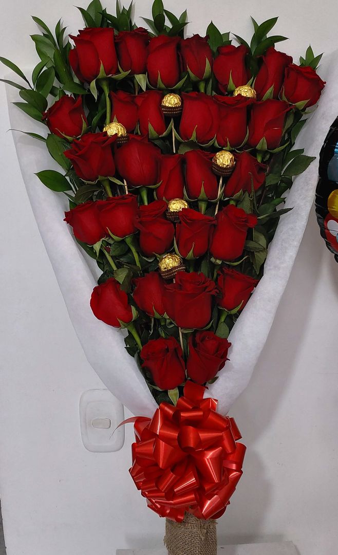  engalanado 29 rosas y  6 chocolates ferrero