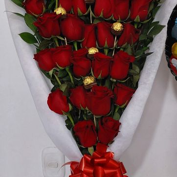 Imagen del producto  engalanado 29 rosas y  6 chocolates ferrero