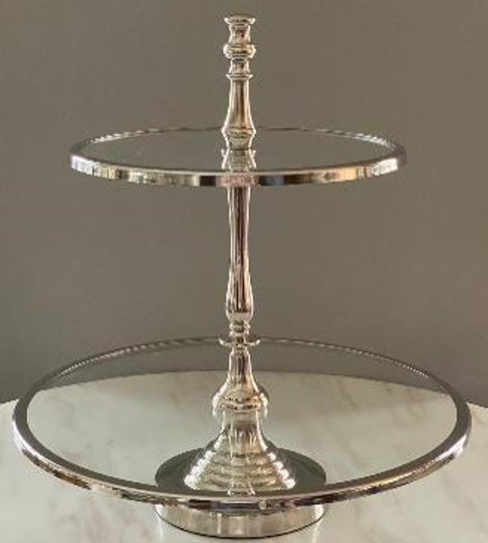 Base para pasteles plateado en metal con cristal