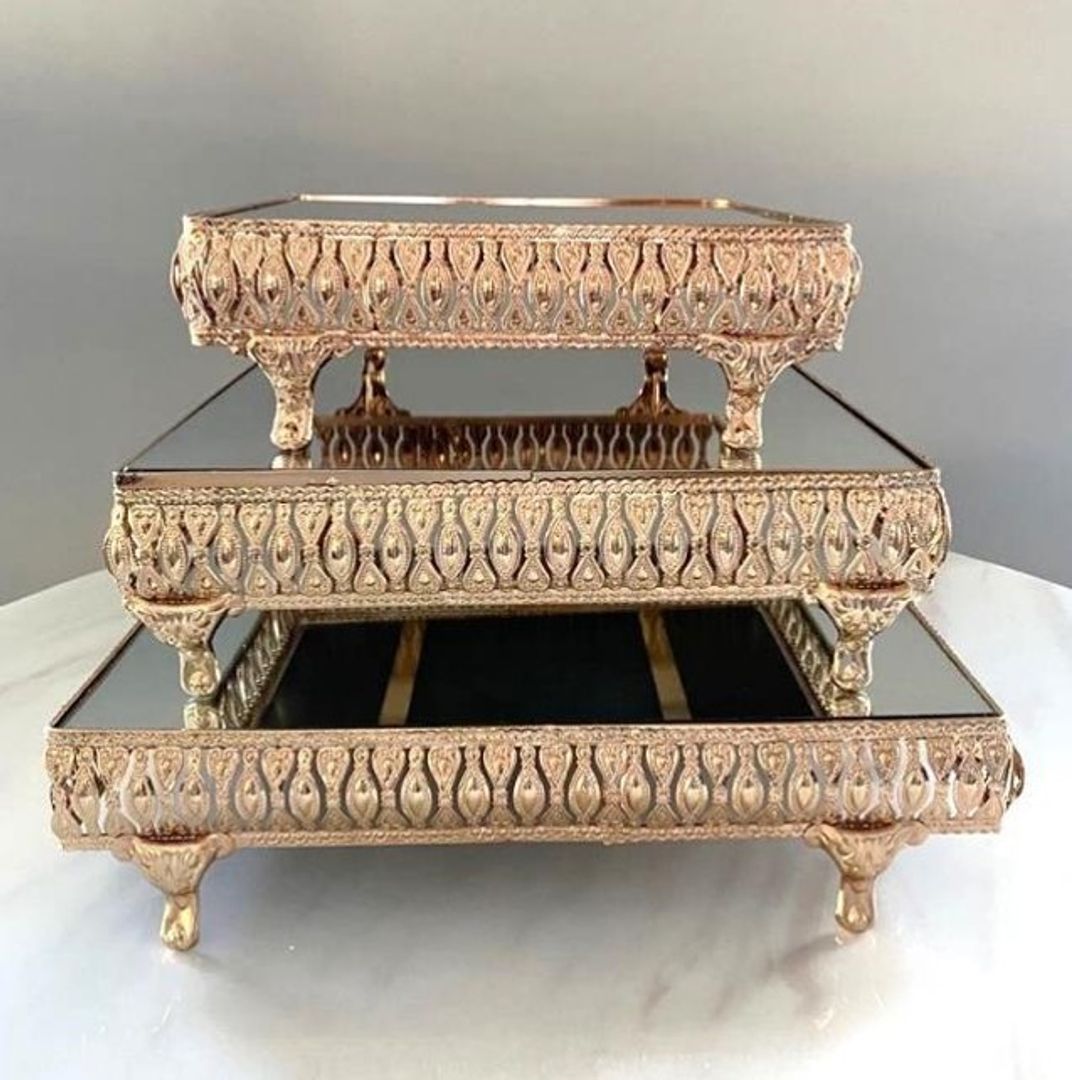 Set de tres bases en metal color dorado con espejo