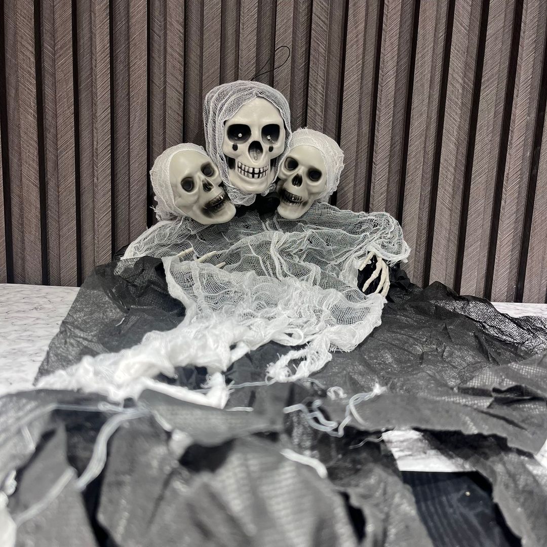 MUERTE 3 CABEZAS  BUFANDA BLANCA