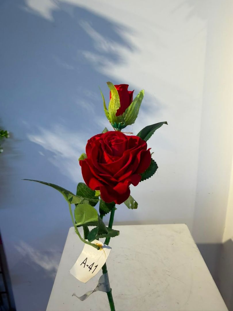 ROSA EN VARA CON BOTON ROJA