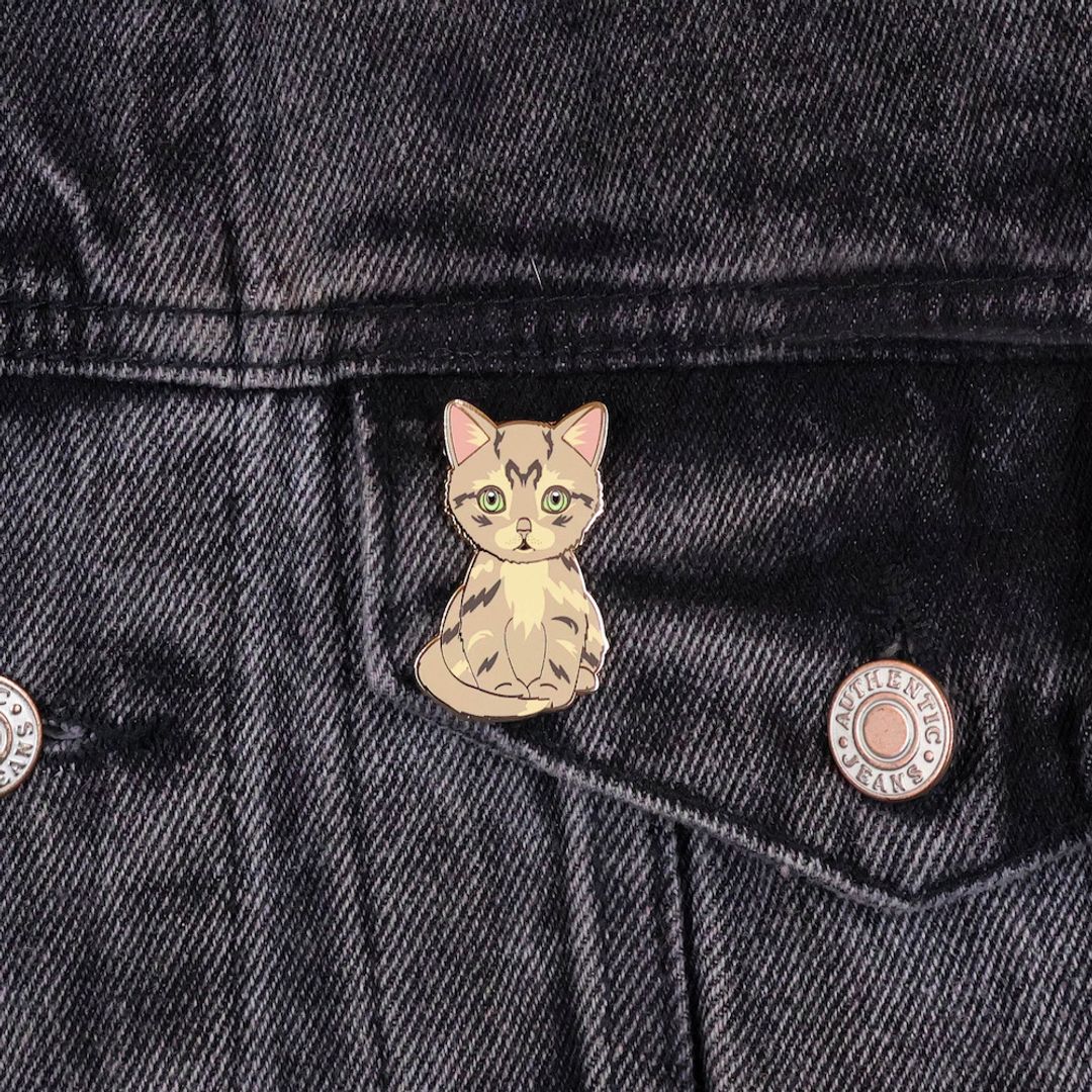 PIN GATO BEIGE ATIGRADO