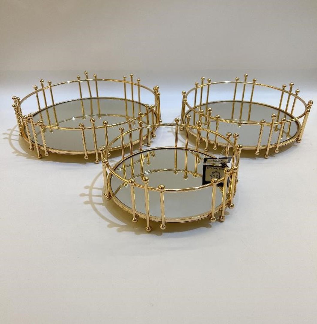 Set de tres charolas doradas en metal con espejo
