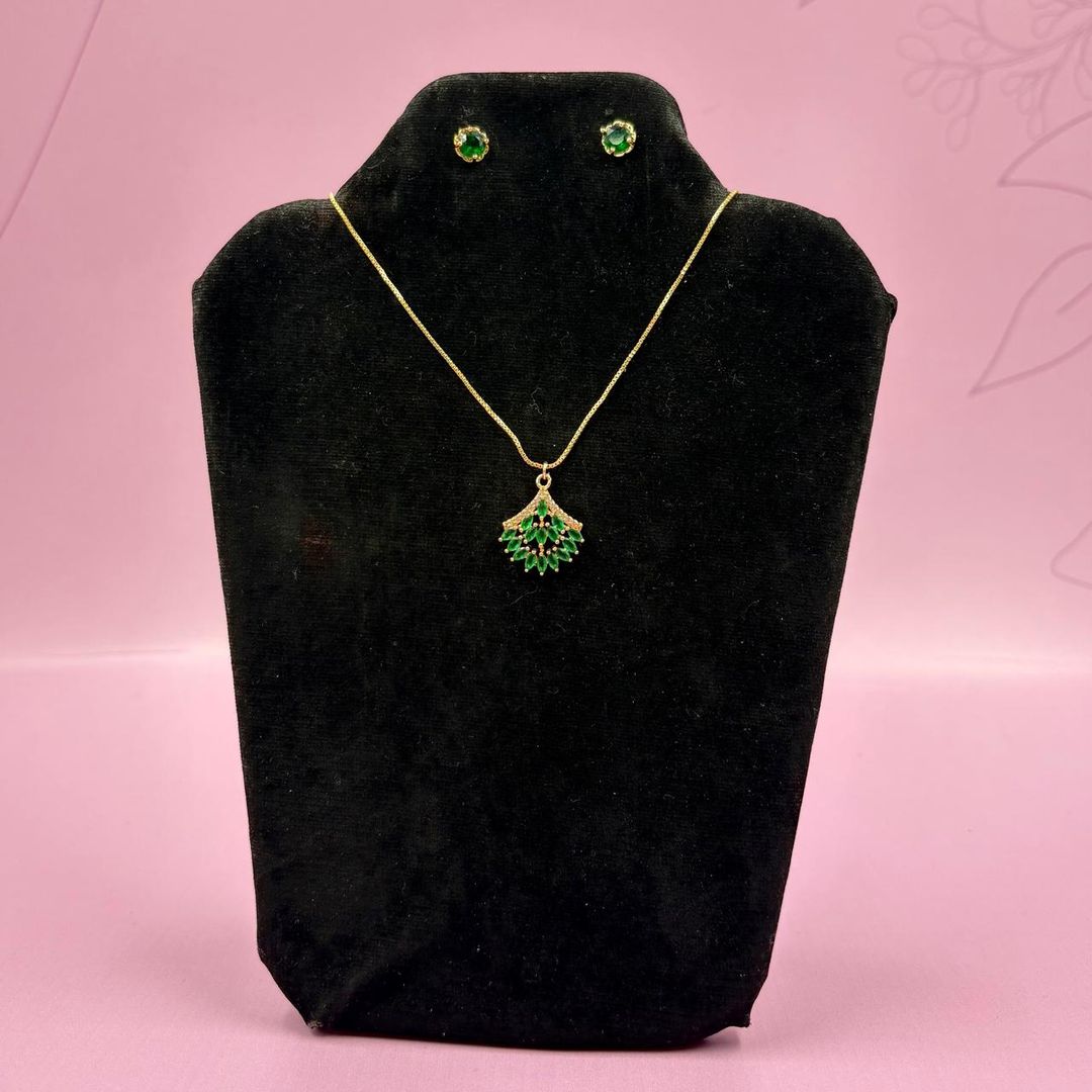 COLLAR + ARETAS PIEDRAS VERDE ESMERALDA