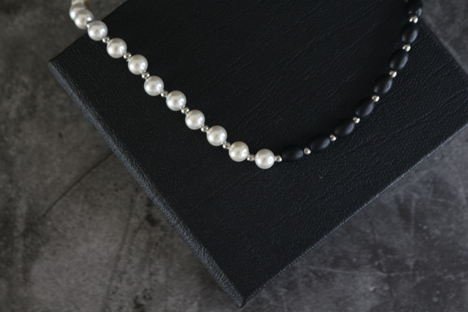 Collar perlas y cristal negro.