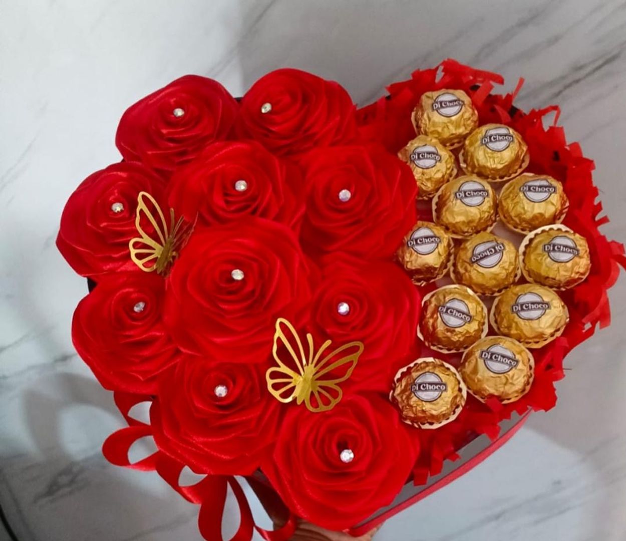 Corazón de rosas y bombones