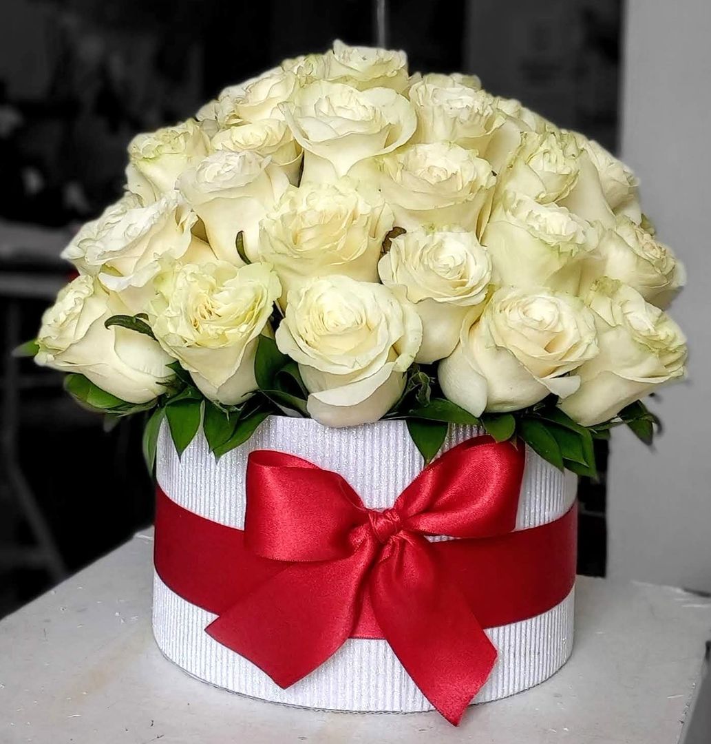 caja 50 rosas blancas