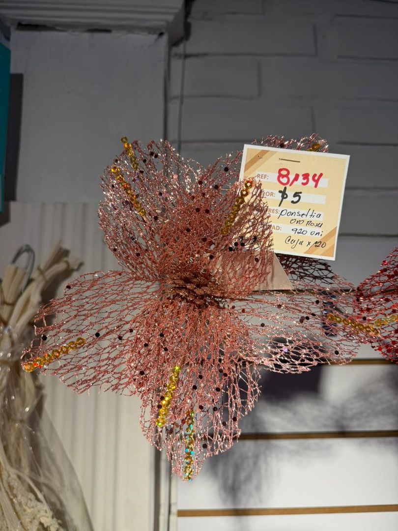 PONSETIA EN MALLA ROSA CON DORADO