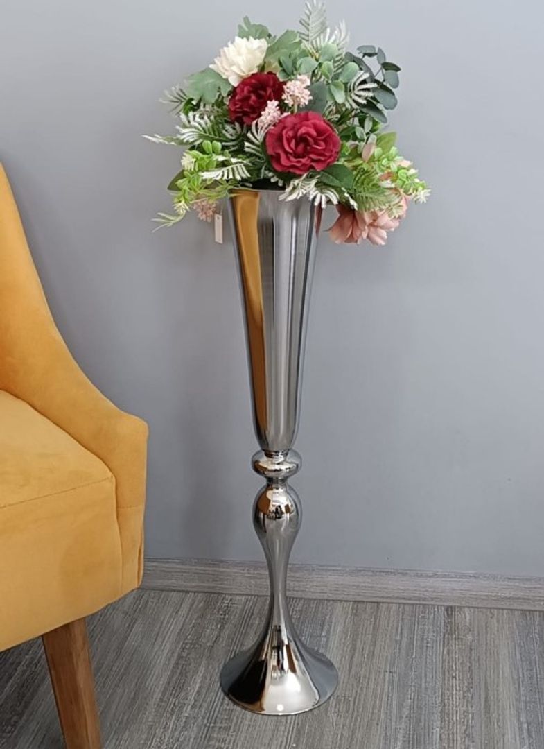 base para flores plateada en metal.