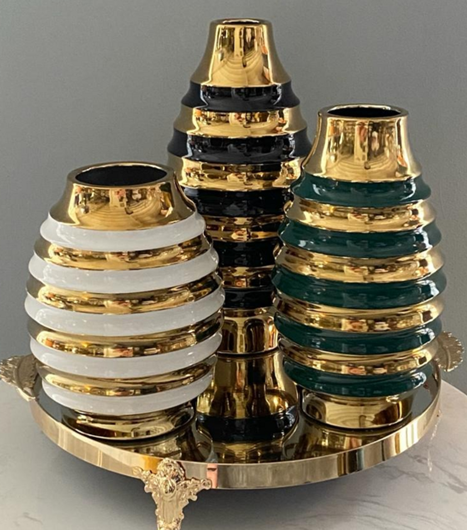 Floreros dorados en cerámica.