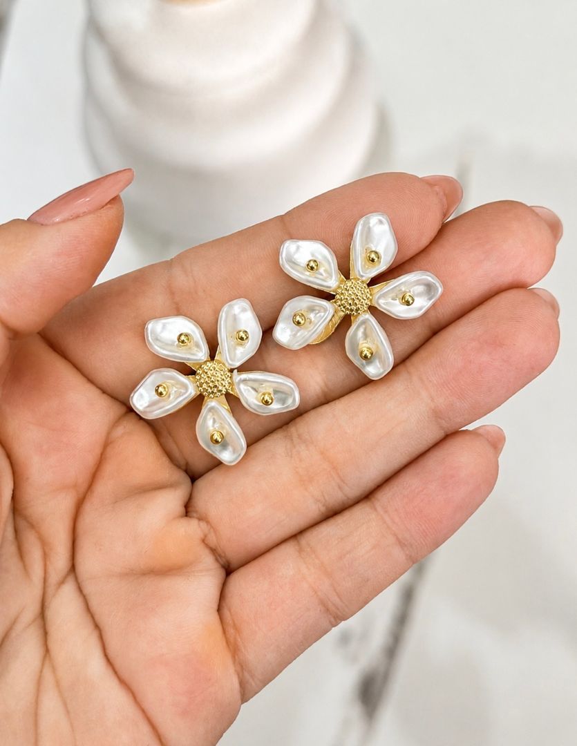 Arete flor blanca 