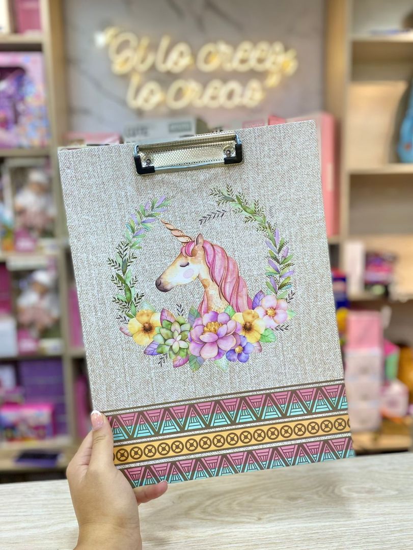 PORTAPAPEL / TABLA CON PINZA DECORADA