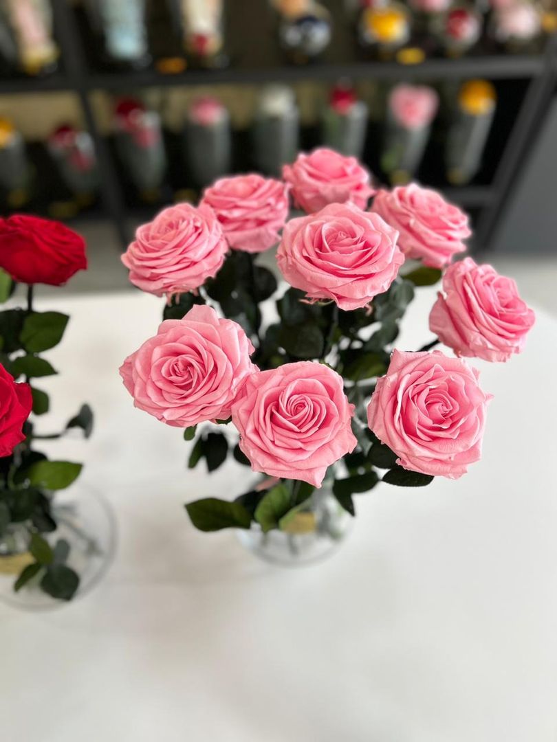 FLORERO CON ROSAS PRESERVADAS