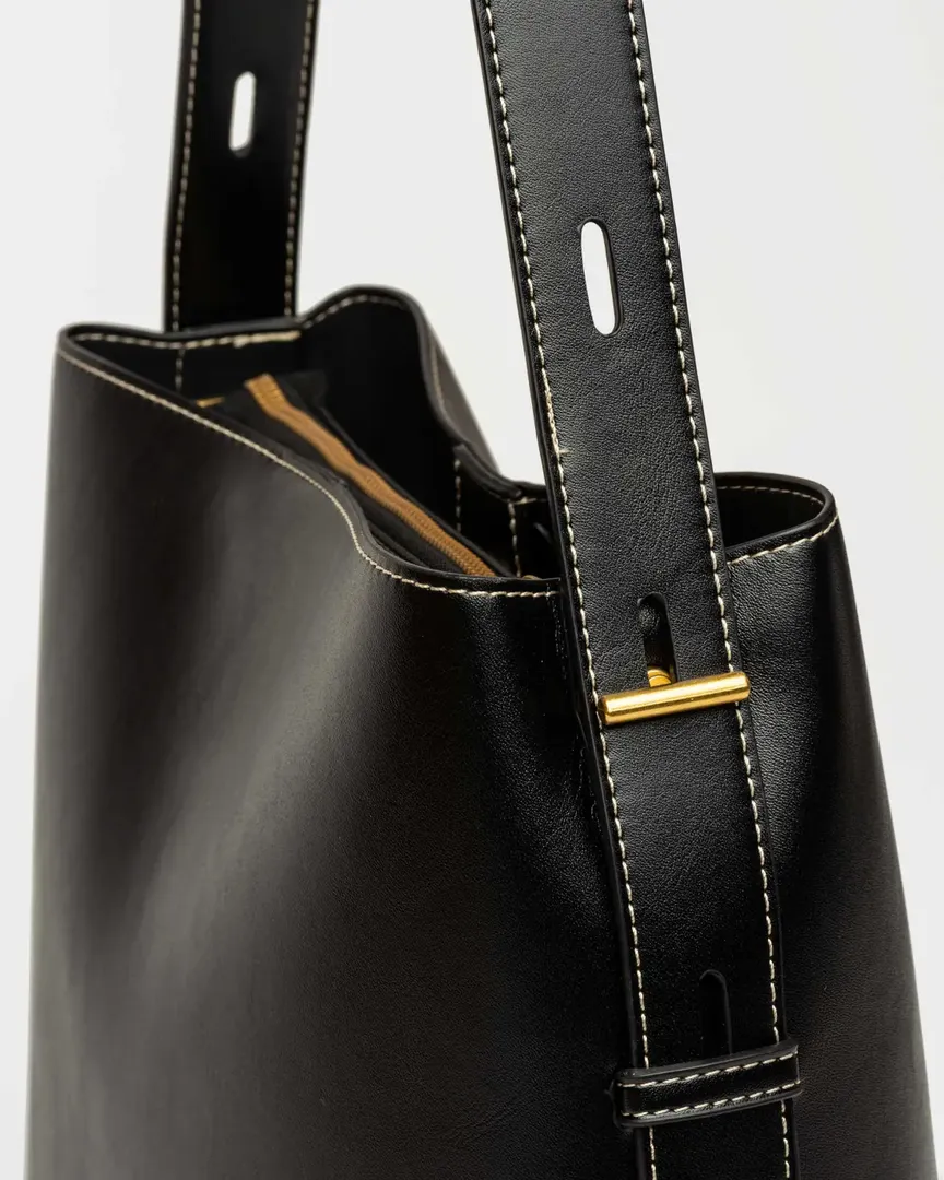 CARTERA AL HOMBRO THE LOCK NEGRO