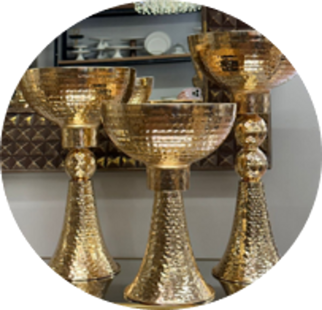 Bases para flores en metal dorado.