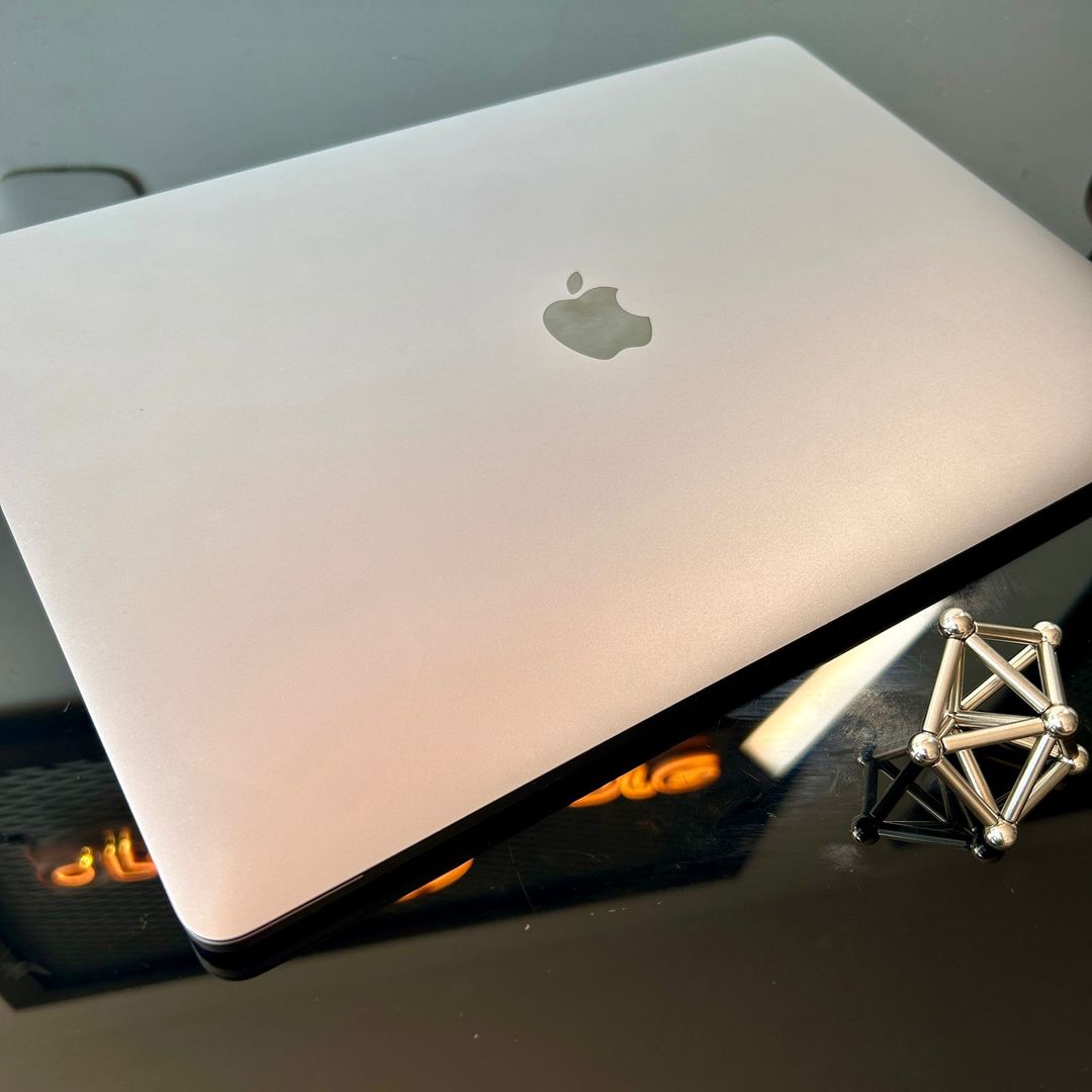 MacBook Pro A1990 15,4” 