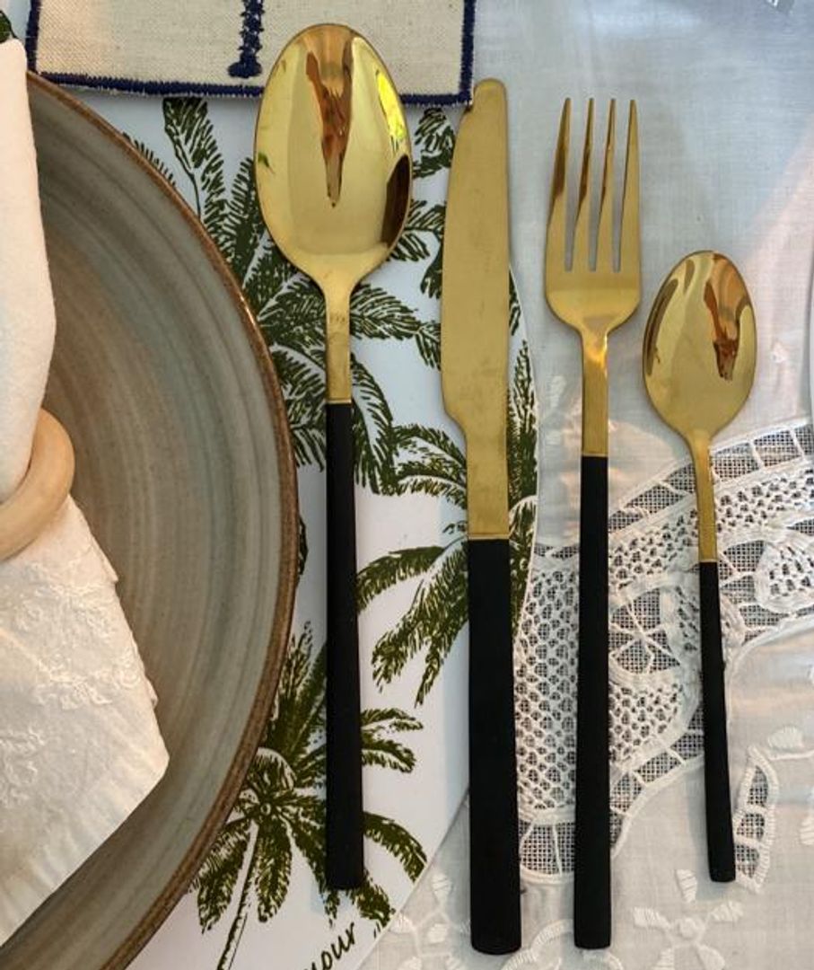 JUEGO DE CUBIERTOS DORADO Y NEGRO 