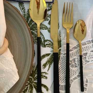 Imagen del producto JUEGO DE CUBIERTOS DORADO Y NEGRO 